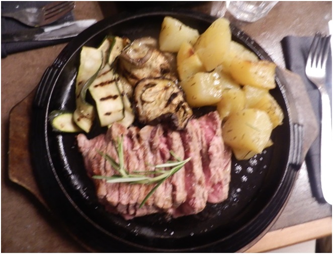 Třetí chod pak byl steak s bramborem, cuketou (byla výborná).	na grilu a žampiony
